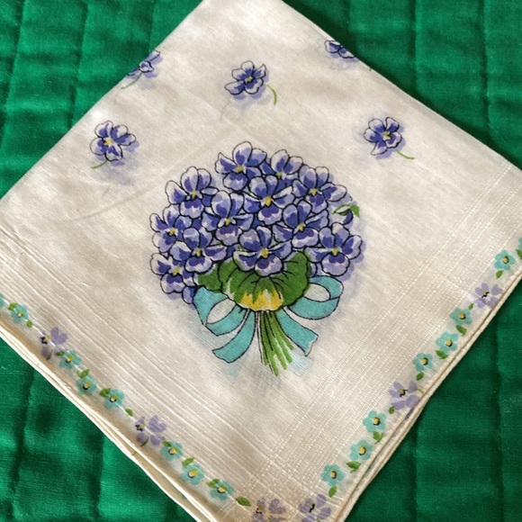 Set of  four ladies vintage floral handkerchieves, wh, purp, & yel.  $18 - Picture 7 of 7